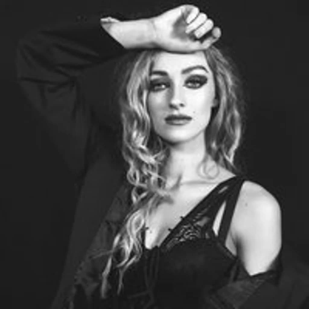 Rachelle Rhienne at The Blue Dog