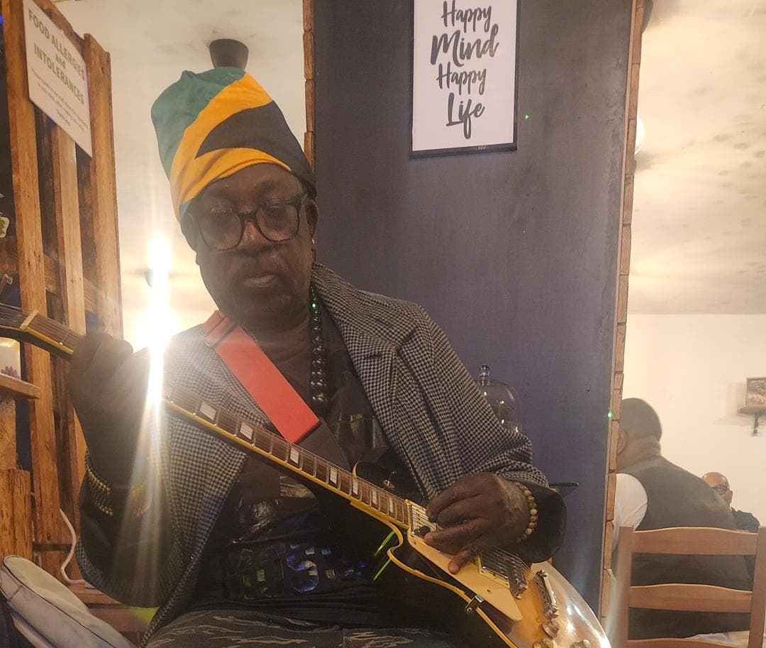 LIVE JAZZ SONG WITH GABBY( U.K N.1 Jamaican guitarist) with jojo & sonia