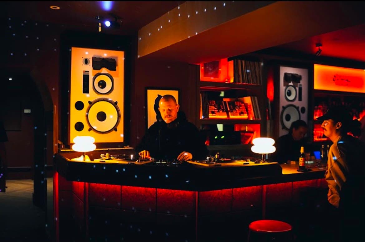 Chris Edwards at Simones